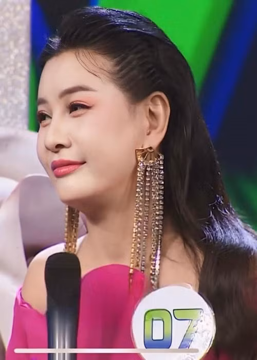 Cát Phượng chia sẻ, ngoài chăm sóc da, cô còn giữ tin thần vui vẻ để giữ vẻ tươi trẻ.