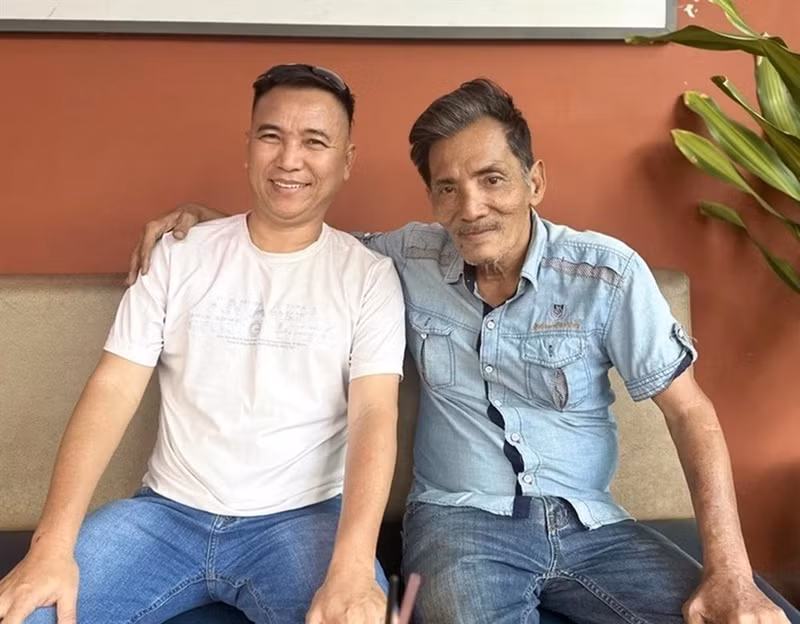 Nhạc sĩ Tô Hiếu vừa đến thăm Thương Tín dù cả hai từng có những chuyện không vui. Ảnh: Gia Đình Việt Nam.