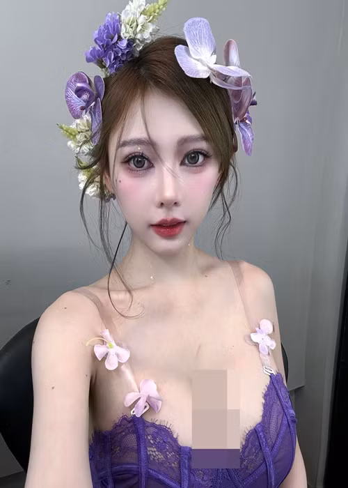 Josephine còn gây ấn tượng bởi phong cách thời trang hở bạo.