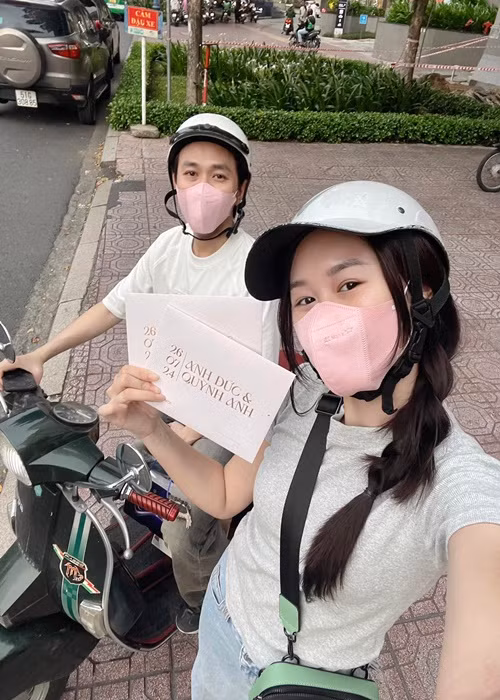 Anh Đức và Quỳnh Anh đưa ra 3 quy định cho khách mời gồm: Trang phục theo màu dresscode, đi đúng số lượng đăng ký và không livestream khi cô dâu chú rể thực hiện các nghi lễ cưới.
