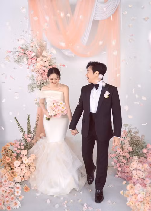 Anh Đức - Quỳnh Anh cười rạng rỡ, dành cho nhau nhiều cử chỉ tình tứ.