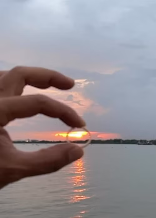 Sau chia sẻ của Quang Lê, không biết trùng hợp hay cố ý, Thắng Ngô thả nhẫn cưới xuống nước và viết ẩn ý: "Số phận con người vốn dĩ không ai giống ai. Chính vì vậy nhiều người đi vào con đường... tăm tối vì họ không có sự lựa chọn, đó là cách duy nhất để họ có thể thay đổi số phận. Nhưng cũng có nhiều người đi vào con đường... tăm tối, chỉ đơn giản đó là sự lựa chọn... Nhẹ lòng..". Bên cạnh đó, Thắng Ngô để trạng thái đã ly hôn trên trang cá nhân.