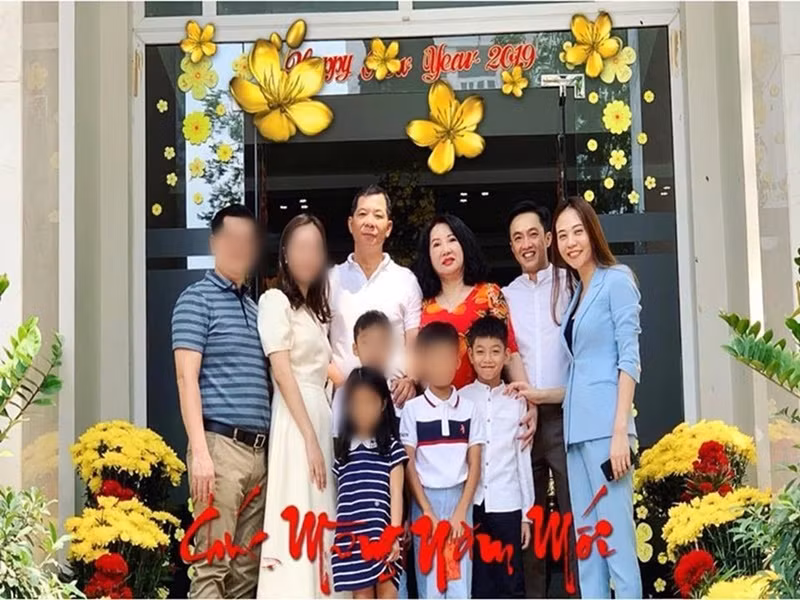 Đàm Thu Trang chụp ảnh cùng gia đình chồng mỗi dịp Tết. Ảnh: FB Đàm Thu Trang.
