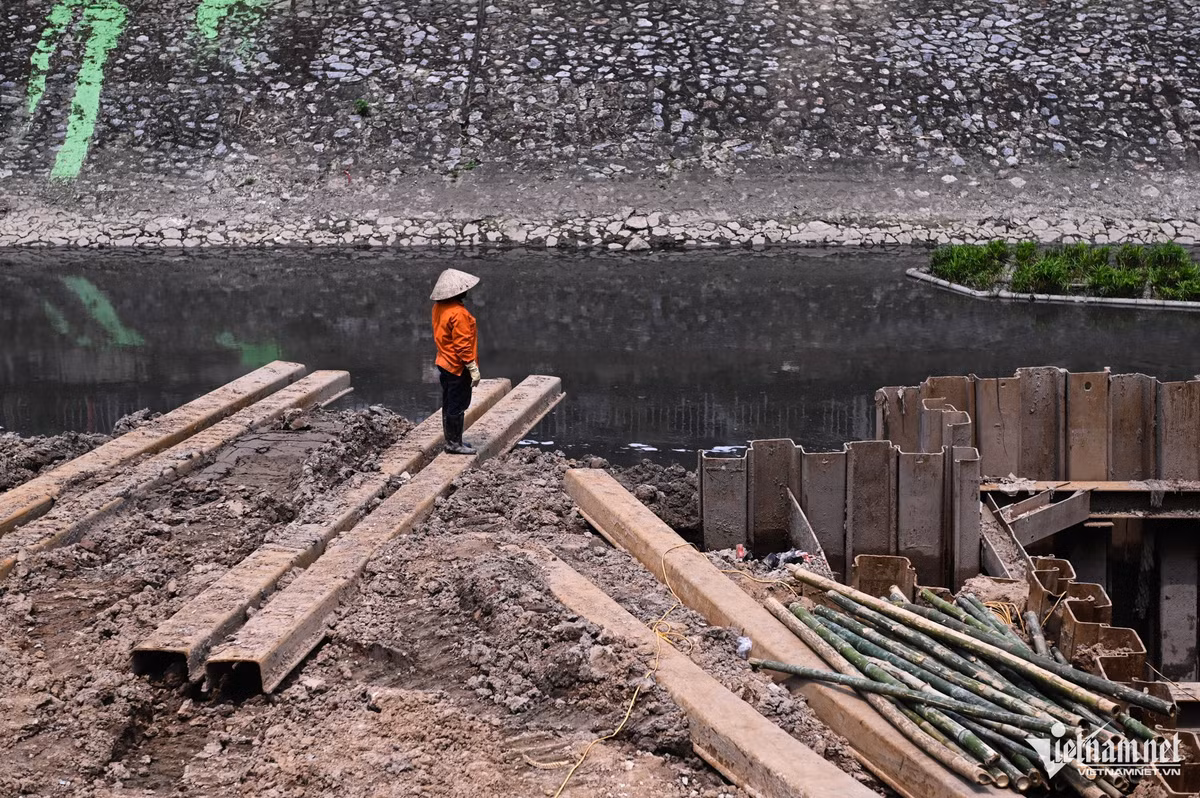 Trong những ngày qua, câu chuyện hồi sinh sông Tô Lịch với phương pháp xây đập tràn trên sông Hồng, lấy nước thau rửa nguồn ô nhiễm lại khiến nhiều người khấp khởi về viễn cảnh sông Seine xuất hiện giữa lòng Thủ đô. Nhưng, nhìn lại các lần hồi sinh trước đây, đến nay Tô Lịch vẫn là dòng sông "chết".
