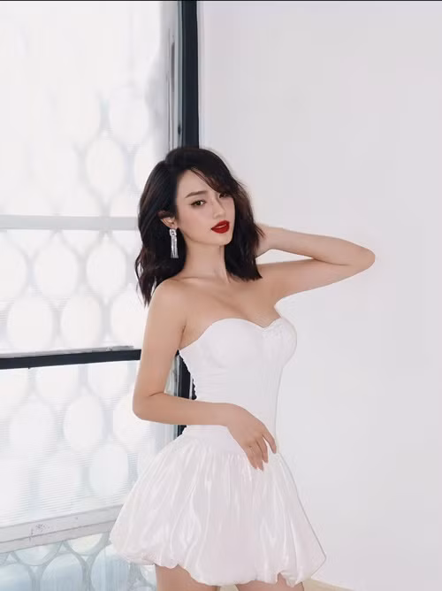 "Với Quỳnh, chị Giang từ trước đến nay là người rất nghiêm khắc, mọi người đã từng chứng kiến chị ấy sẵn sàng chỉnh đốn Quỳnh ngay trên sóng truyền hình. Vì vậy không bao giờ có chuyện chị Hương Giang thiên vị Quỳnh. Và hơn hết, Quỳnh đến với Miss Universe Vietnam 2024 với tư cách là một thí sinh độc lập, tự thân mình sẽ chuẩn bị tất cả mọi thứ cho cuộc hành trình này", Thúy Quỳnh chia sẻ.