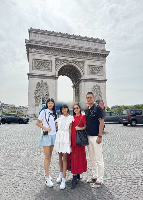 Doanh nhân Anh Thơ chuộng trang phục đơn sắc khi du lịch châu Âu.