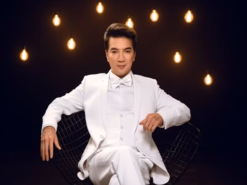 Năm 2020, Đàm Vĩnh Hưng chia sẻ trên fanpage thông tin sai sự thật rằng hai bệnh nhân nhiễm COVID-19 đến từ Vũ Hán (Trung Quốc) được điều trị tại bệnh viện Chợ Rẫy đã chết. Tuy nhiên, thực tế, 1 trong 2 bệnh nhân đã khỏi bệnh và sức khỏe người còn lại đã có tiến triển tốt hơn. Sau khi bị phản ứng, Mr Đàm vội chỉnh sửa thông tin. Vì đưa tin sai, nam ca sĩ bị phạt 10 triệu. Ảnh: FBNV.