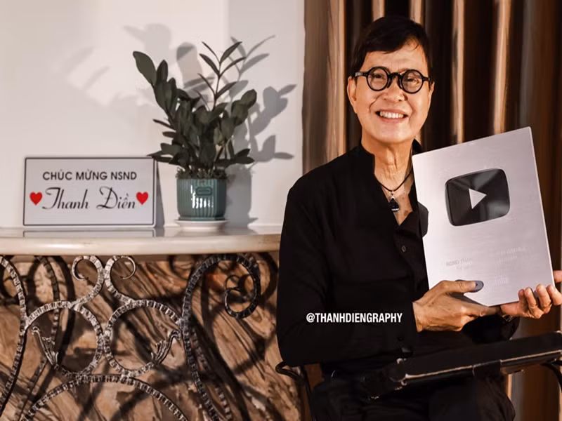 Nam nghệ sĩ khoe nhận nút bạc Youtube vào tháng 6/2023. Ảnh: FBNV.
