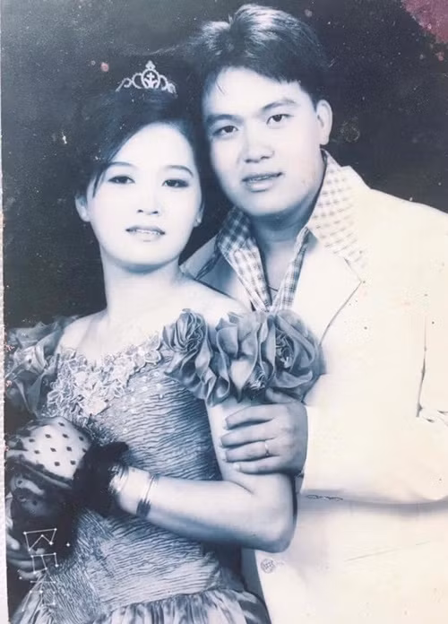 Nghệ sĩ hài Hoàng Mập kết hôn với một người phụ nữ không hoạt động trong showbiz tên Lê Thị Thùy Dung vào năm 1998.