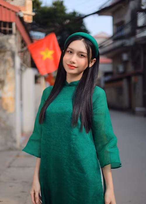 Diện áo dài thướt tha, nữ ca sĩ trẻ xinh, "đốn tim" người hâm mộ.