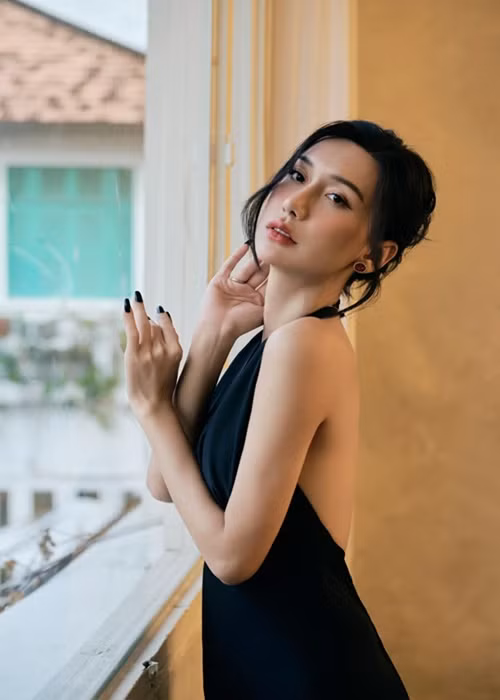 4 năm sau khi dao kéo, Lynk Lee có thân hình, gương mặt đầy nữ tính.