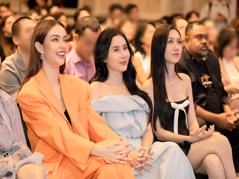 Nữ ca sĩ chuyển giới gợi cảm bên MLee, Lưu Hương Giang.