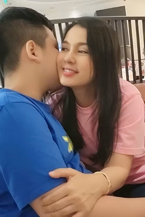 Việt Trinh từng bày tỏ mong muốn nếu ai có lỡ gặp Thiện Nhân, có chụp hình thì đừng đưa lên Facebook. “Tôi không muốn con mình bị xáo trộn cuộc sống, cũng không muốn con theo nghiệp diễn giống mình", Việt Trinh từng nói. Ảnh: FB Việt Trinh.