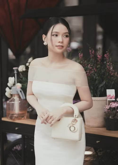 Sam phân trần rằng vì phải tìm kiếm trợ lý và đang tập trung vào điện thoại nên chưa kịp hiểu câu hỏi, chứ không có thái độ "sượng trân".