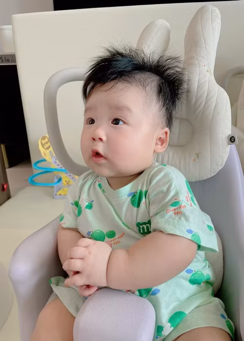 Nhiều cư dân mạng khen ngợi vẻ ngoài kháu khỉnh của bé Ijun.
