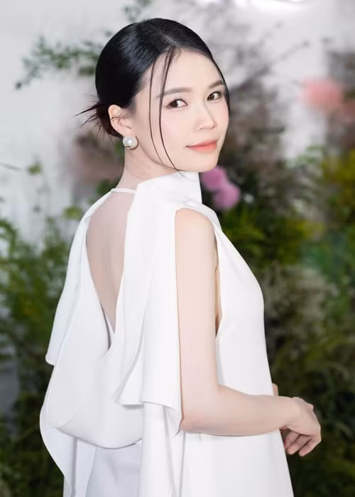 Trong đám cưới của Midu vừa qua, Sam bị cho là tỏ ra "sượng trân" trước câu hỏi: "Đây có phải một đám cưới trong mơ của chị không ạ?".