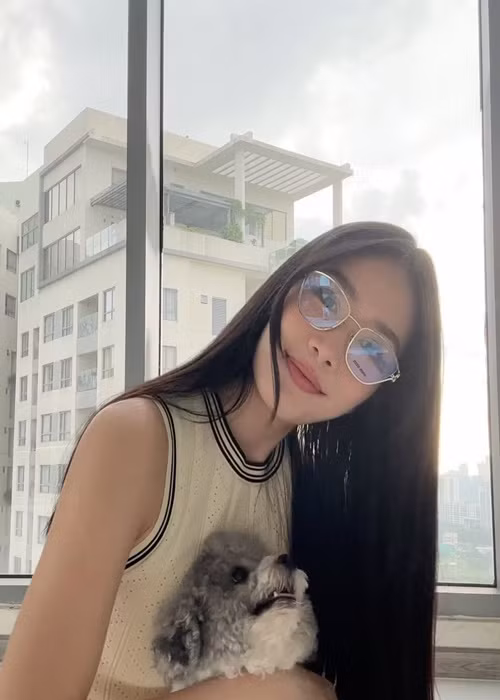 Nàng hậu nuôi cún cưng trong nhà. Ảnh: Instagram Phương Anh.