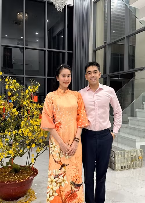 Căn penthouse của vợ chồng Phương Anh 2 tầng, rộng 150m2, gồm 2 phòng khách, 2 phòng ngủ, mang tông màu trắng. Ảnh: Vietnamnet.