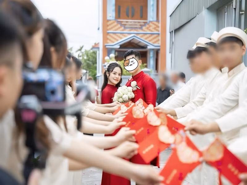 Thái Trinh vẫn chưa thuyết phục được bạn đời lộ diện.