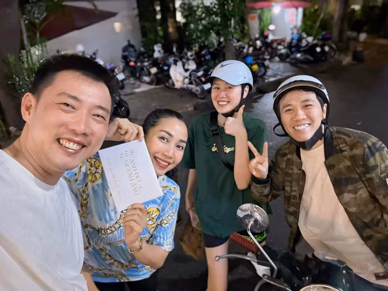 Ốc Thanh Vân gặp gỡ nhiều đồng nghiệp sau khi về nước.