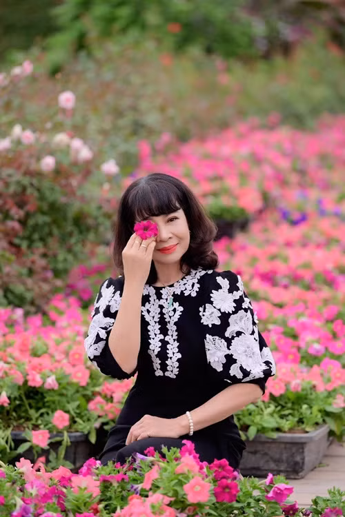 Mẹ của người mẫu Thúy Hạnh có gu thời trang thanh lịch.