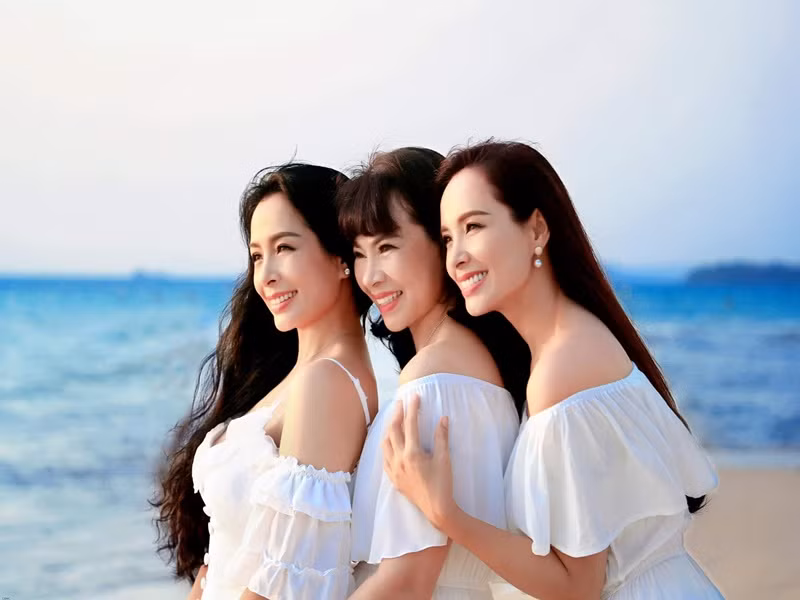  Thúy Hằng - Thúy Hạnh thừa hưởng nhiều nét đẹp từ mẹ - bà Lan.