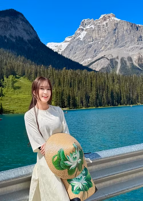Vợ Lý Hải vui khi được người nước ngoài nhận ra đến từ Việt Nam.