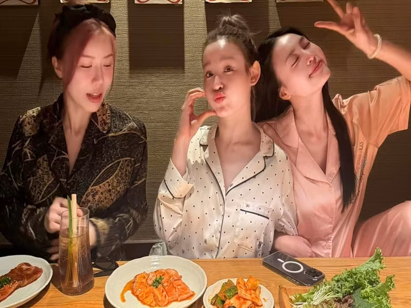 Lan Ngọc về nước hội ngộ các thành viên nhóm Lunas sau một thời gian du học ở Úc.