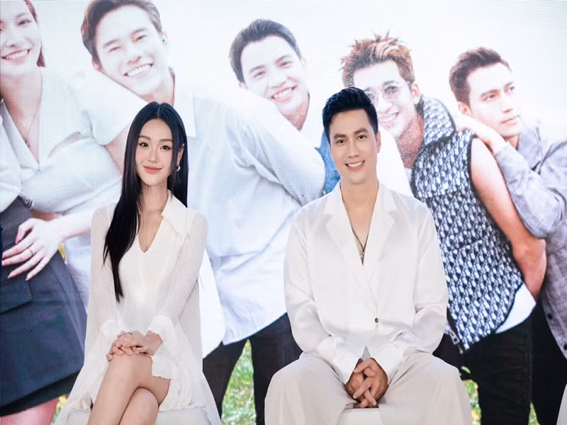 Bạn gái của Việt Anh trong phim "Những nẻo đường gần xa" có chiều cao 1m8, dáng vóc gợi cảm cùng gương mặt trẻ trung. Ảnh: FB Cù Thị Trà.