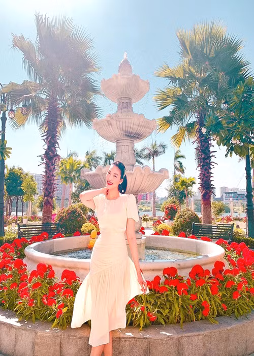 Biệt thự của vợ chồng Lan Khuê luôn ngập tràn hoa tươi.
