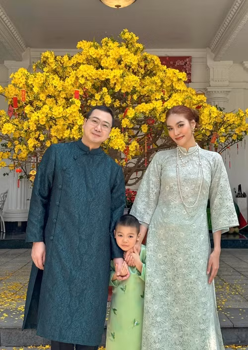 Lan Khuê - Tuấn John cùng con trai thường diện áo dài chụp ảnh ở sảnh biệt thự mỗi dịp đầu năm mới.