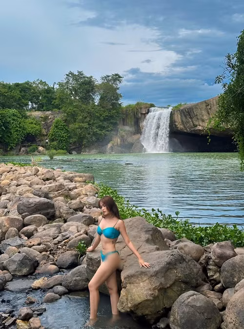 Trên trang cá nhân, diễn viên Khánh Trinh vừa chia sẻ loạt ảnh diện áo tắm trong chuyến du lịch.