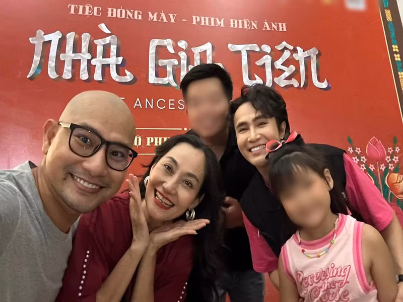 Nam diễn viên chia sẻ hình ảnh tiệc đóng máy phim Nhà gia tiên. Ảnh: FB Huỳnh Đông.