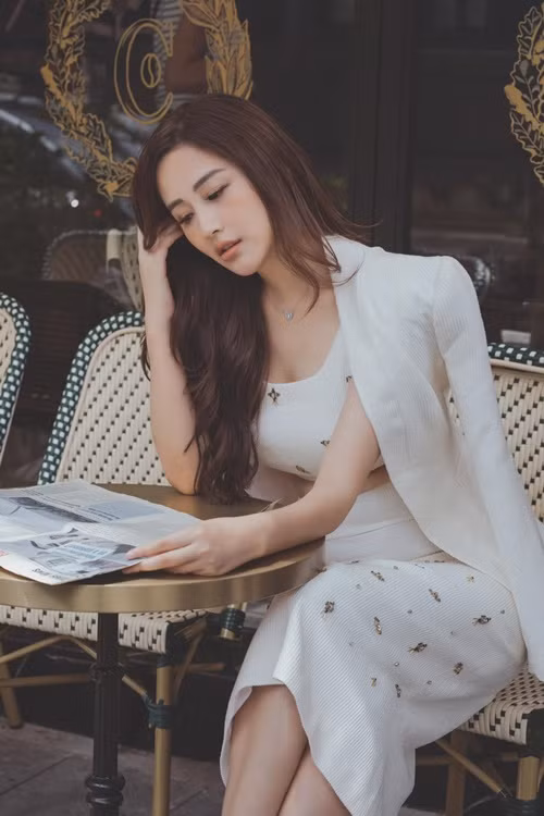 Tháng 12/2023, Mai Phương Thúy chia sẻ trên Znews, tin đồn có con với một chủ tịch tập đoàn lớn là sai sự thật. Người đẹp cho biết, cô thường xuyên bị mạo danh trên mạng xã hội. Ảnh: FB Mai Phương Thúy.