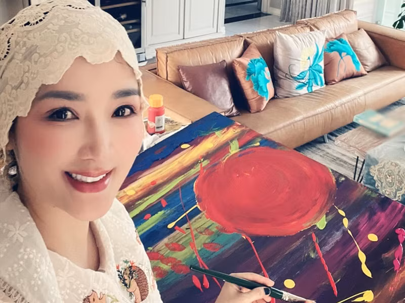 Giáng My vẽ tranh, đan lát khi rảnh rỗi.