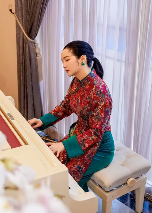 Giáng My thường chơi đàn piano trị giá gần 5 tỷ trong biệt thự.