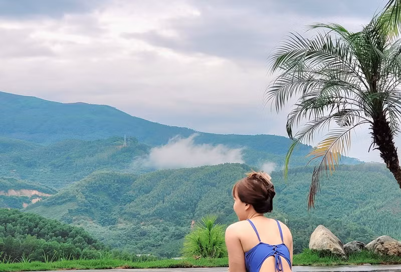 Phương Phạm - vợ Mạnh Trường khoe ảnh ngắm cảnh núi non trong lúc bơi.