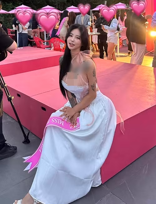 Jeon Bo Yeon mặc váy áo bó sát khiến vòng một "nặng trĩu" như sắp "trào ra".