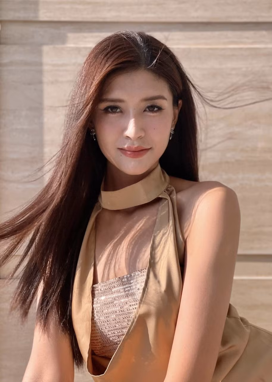 Gia đình là động lực lớn nhất của Minh Thương. Cô từng cân nhắc không học đại học để ở nhà chăm sóc ba mẹ, đặc biệt là mẹ vì bà mắc chứng rối loạn lo âu và hiếm khi ngủ ngon. “Ba mẹ hy sinh cả đời nuôi anh em tôi khôn lớn, luôn động viên không cần kiếm nhiều tiền báo hiếu, chỉ cần tự lập. Tôi không muốn thấy ba mẹ thêm tuổi mà mình chưa thành công, nên luôn cố gắng tạo niềm vui cho ba mẹ, dù nhỏ bé”, cô chia sẻ.