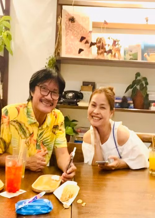 "Ảnh hay quên lắm, số điện thoại hay ngày sinh nhật vợ, ảnh cũng không nhớ. Mình định trách rồi mà suy nghĩ lại nên thôi, vì cả ngày sinh nhật của ảnh, mà ảnh còn không nhớ", cô nói.