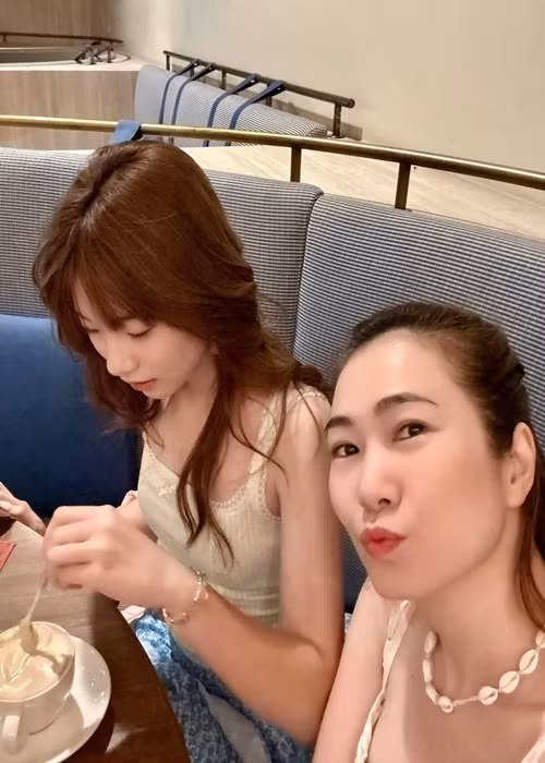 Con gái của nữ MC Vui cùng Hugo thừa hưởng sống mũi cao của mẹ, chiều cao nổi bật của bố.