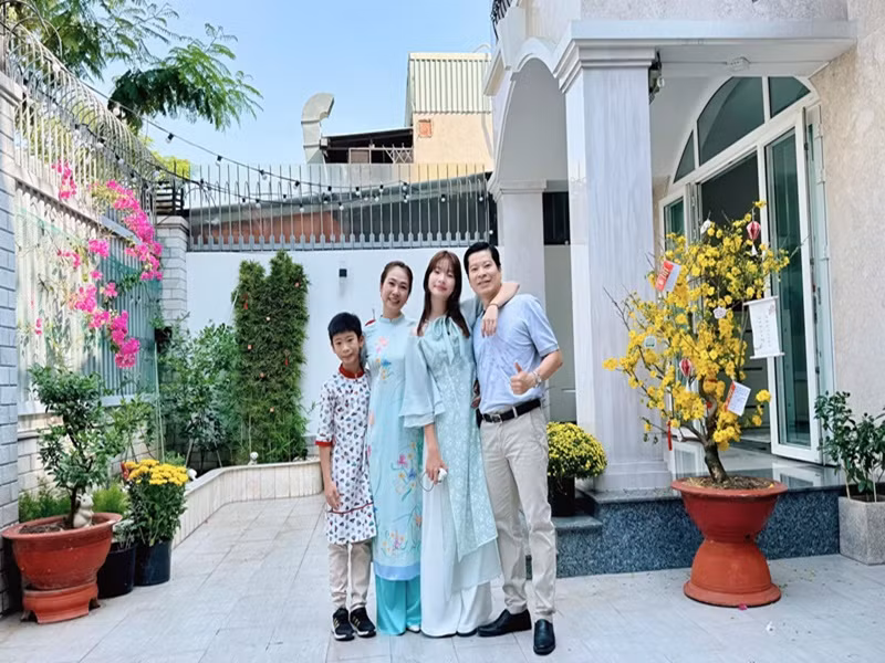 Nữ MC từng cho biết, chồng thể hiện tình cảm qua những hành động cụ thể. “Khi cơ thể lên tiếng "mệt" do công việc, do thời tiết... bạn làm mọi thứ cho mình, từ thuốc men, bánh ngọt, trái cây, nước cam, nước dừa, giấc ngủ, chỗ nghỉ trên phòng dạy, vớ ấm chân, gối tựa lưng”, Thanh Thảo khoe được bạn đời chăm sóc từng chút một.