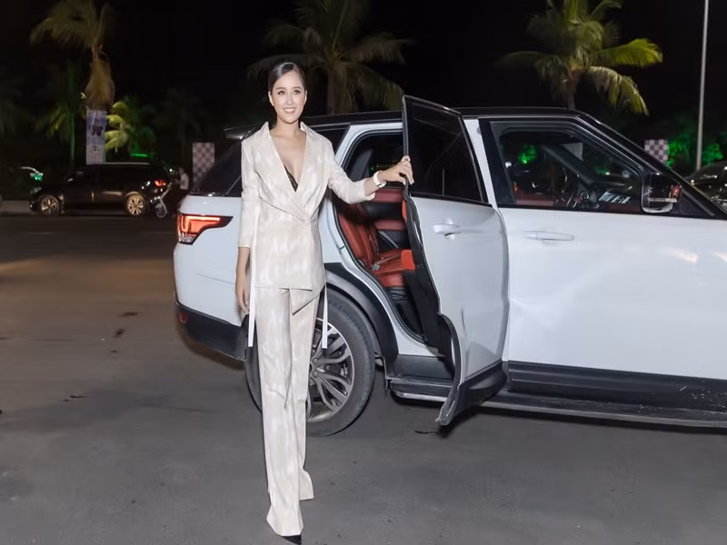Mai Phương Thúy thường được đưa đón bằng những chiếc xe hơi sang trọng. Ảnh: FB Mai Phương Thúy.