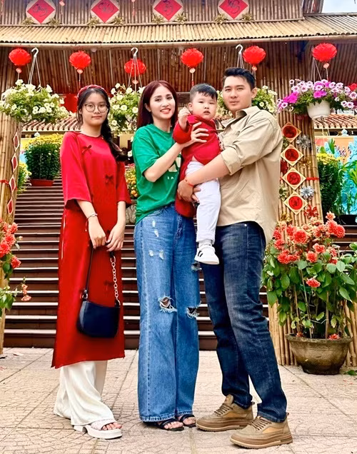 Cặp đôi cùng các con dạo chơi dịp Tết Nguyên đán 2024.