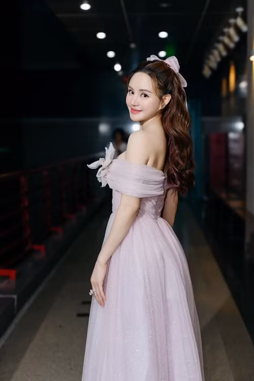 Giọng ca sinh năm 1985 khoe vai trần trong chiếc váy hồng.