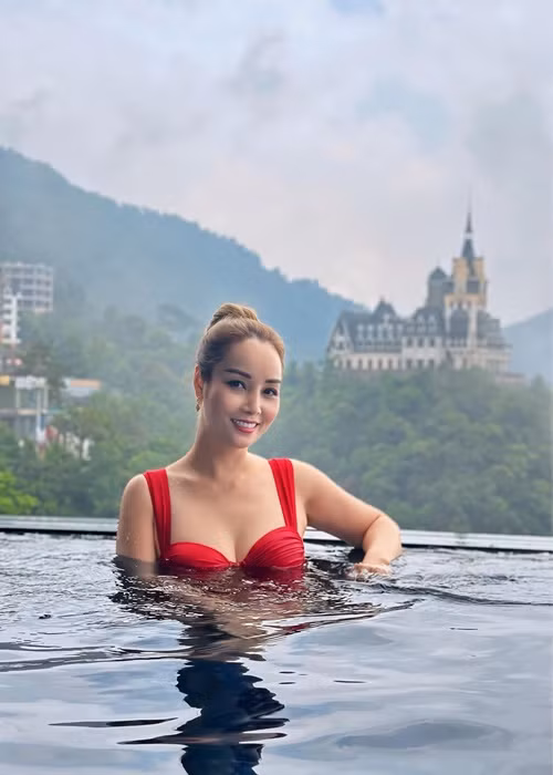 Mai Thu Huyền khoe vẻ gợi cảm với bikini.