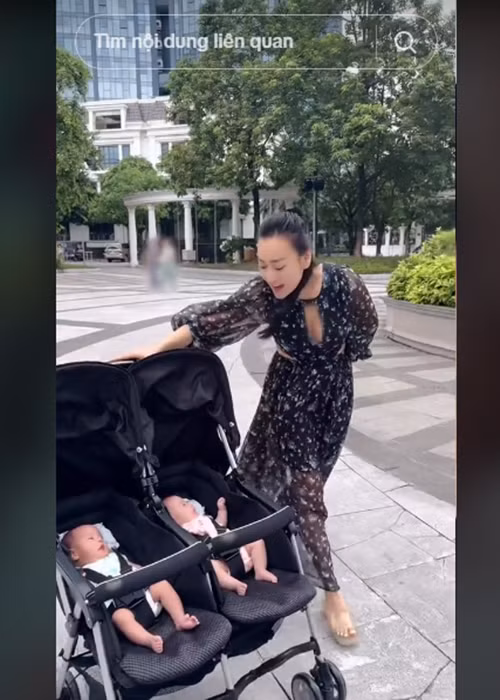 Nữ diễn viên chia sẻ hình ảnh đưa các con đi tắm nắng.