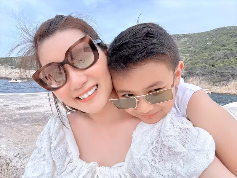 Theo Người Đưa Tin, vợ cũ Đan Trường không cảm thấy vất vả khi chăm con sau ly hôn. "Có thể nói, Thiên Từ là món quà quý báu cho nên khi trông con, tôi không hề thấy mệt mà thấy vui. Niềm vui đó áp đảo đi phần thiếu thốn người chồng. May là tôi cũng có gia đình, nhân viên hỗ trợ trong việc chăm nom Thiên Từ. Cho nên mọi thứ đối với tôi rất nhẹ nhàng", cô nói.