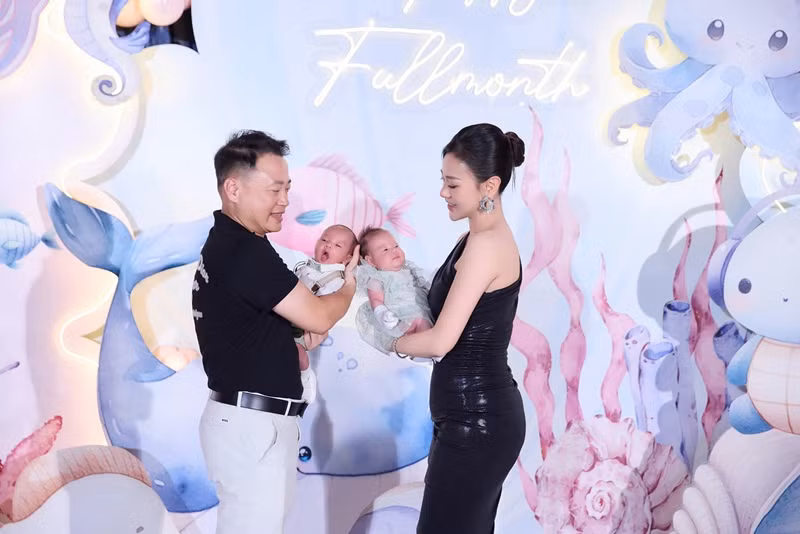 Shark Bình túc trực khi Phương Oanh sinh đôi.