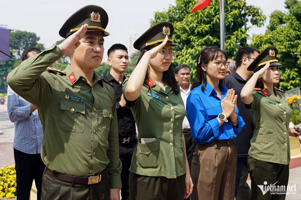 Nhiều cán bộ, chiến sĩ Đoàn Thanh niên Cục Đối ngoại, Bộ Công an đến nơi an nghỉ của Tổng Bí thư và những Anh hùng liệt sĩ để dâng hương với lòng thành kính, biết ơn. “Lực lượng Công an nhân dân chúng tôi nguyện phấn đấu, lập nhiều chiến công để xứng đáng với những cống hiến, hy sinh của các thế hệ đi trước”, một chiến sĩ nói.